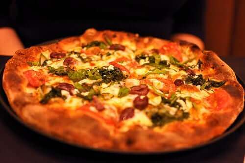 Çıtır hamurlu bir pizza.