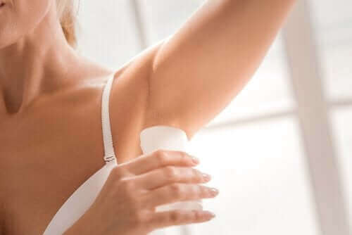 Deodorant kullanan bir kadın.