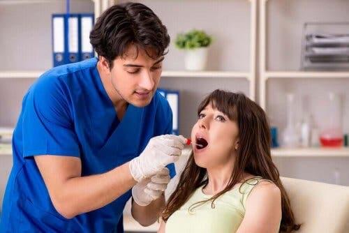 Diş doktoru tarafından muayene edilen bir hasta.