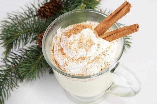 Bir kupa eggnog.