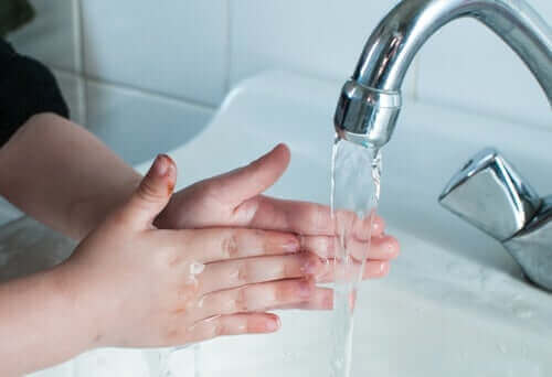 Ellerini yıkayan bir çocuk.
