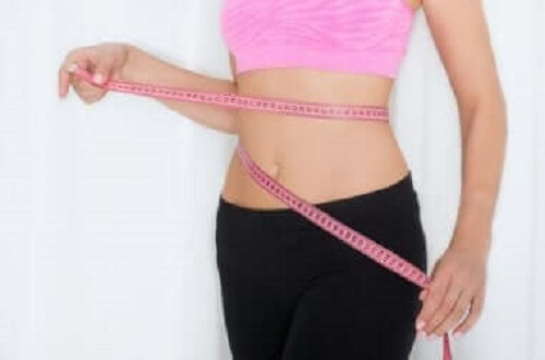 Hızlı bir şekilde kilo vermek ile ilgili düşünen bir kadın.