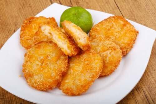 Kızartarak pişirdiğiniz yengeç pateye limon ekleyebilirsiniz.