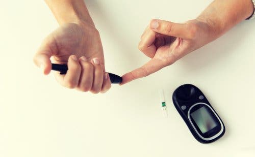 Bir kan şekeri ölçme cihazı.