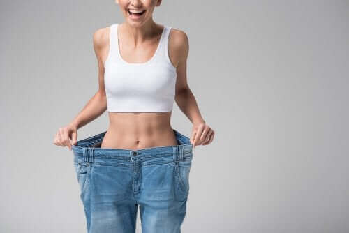 Hızlı kilo vermek dolayısıyla kas kaybı yaşamış bir kadın.