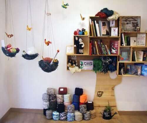 Kutuları geri dönüştürerek çocuğunuzun çalışma odasını düzenleyin.