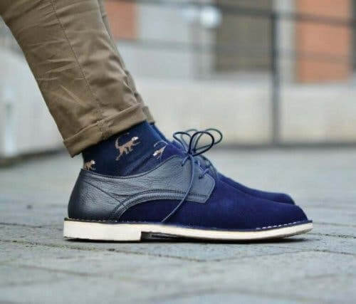 Mavi ayakkabılar giymiş bir adam.