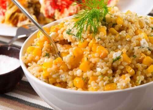 Mısırlı kinoa salatası.