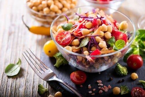 Nohutlu avokado salatası.