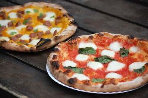 İki tane Napoliten tarzı pizza.