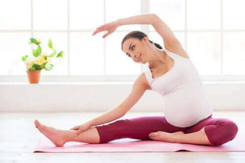 Prenatal yoga pozu.