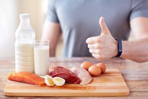 Protein kaynakları gösteren bir adam.