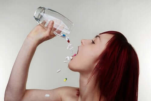 Reçeteli ilaçları kötüye kullanan bir kadın.