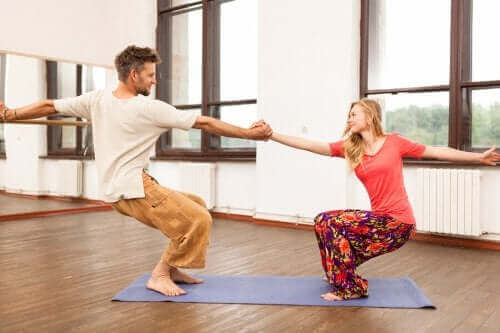 Sandalye duruşu güven aşılayan bir pozdur.