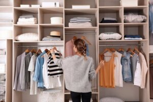 Kıyafetlerinizin Dolabınızda Birikmesini Engellemek İçin İpuçları
