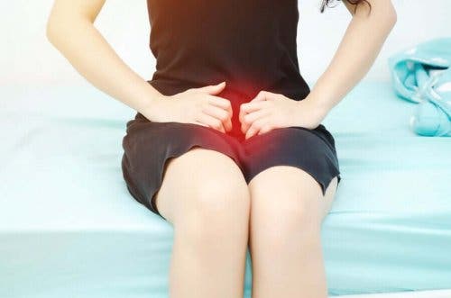 Vajinal yanma yaşayan bir kadın.