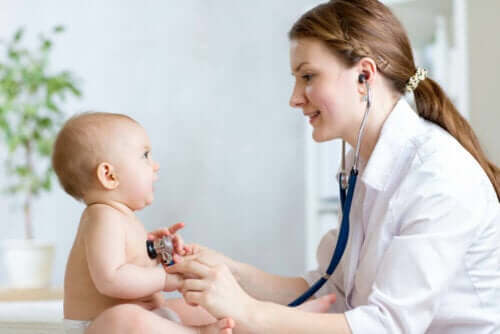 Bir bebeği muayene eden bir doktor.