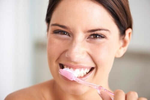 Dişlerini fırçalayan bir kadın.