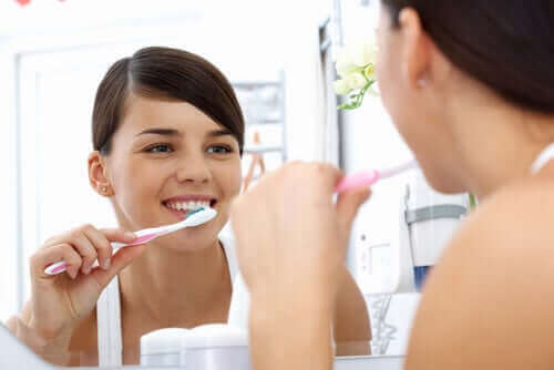 Dişini fırçalayan bir kadın.