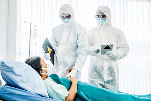 Bir hastayı gören iki doktor.