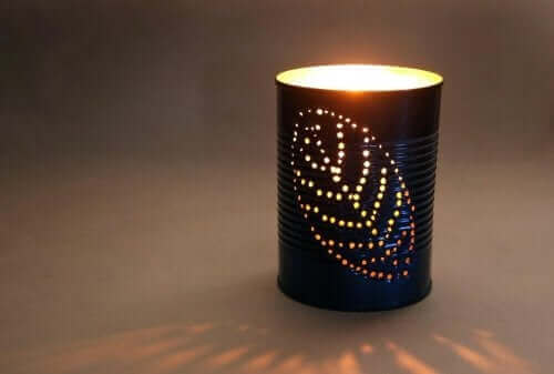 Metal kutu ile yapılmış bir fener.