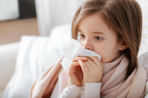 çocuklarda en yaygın alerjiler- hapşıran kız çocuğu