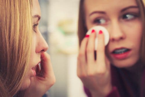 Makyajını temizleyen bir kadın.