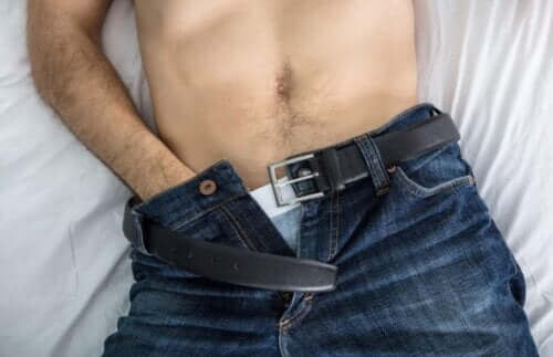 Mastürbasyon yapan bir adam.