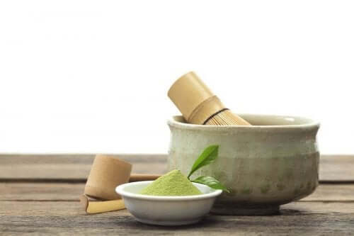 Matcha çayı ve yapılması için kullanılan geleneksel malzemeler.
