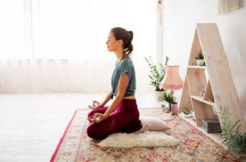 Meditasyon yapan bir kadın.