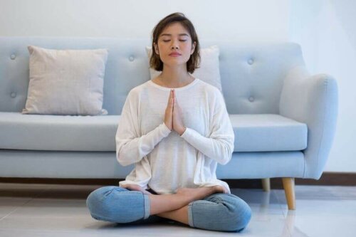 Meditasyon yapan bir kadın.