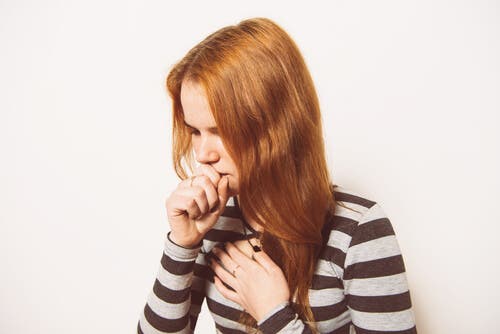 Öksüren bir kadın.