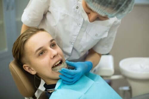 Ortodontist ve hastası.
