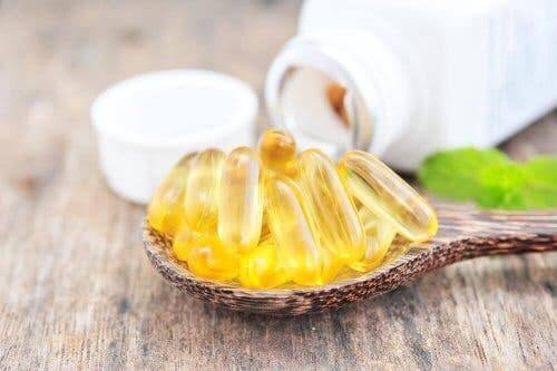 Bir kaşık vitamin kapsülü.