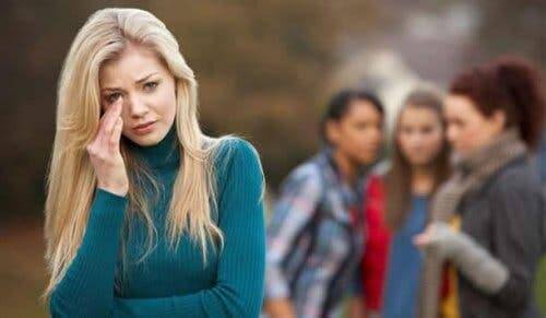 Akranlarından zorbalık gören bir kadın.