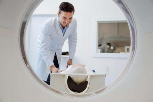 MR çektiren hasta ve doktor