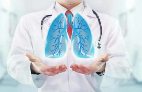 Bir doktor ve önünde duran bir akciğer çizimi.