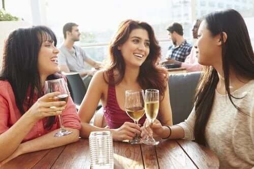 üç kadın birlikte bir kafede oturup içki içiyorlar