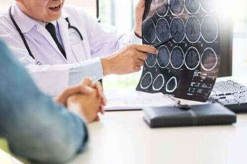 Doktor hastasına beyin tomografisini gösterirken