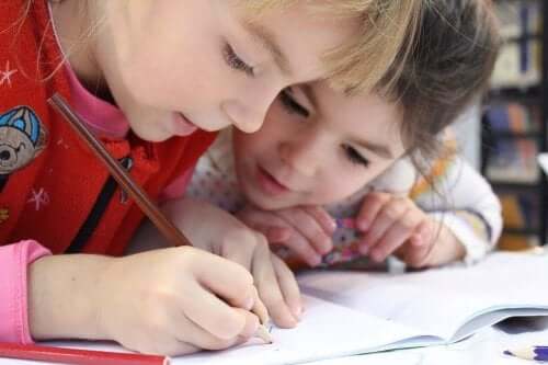 iki çocuk birlikte resim çiziyor