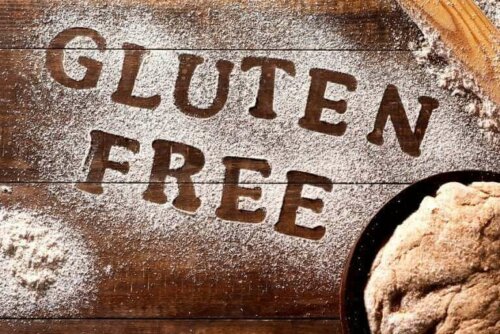 Üzerine un kullanılarak "glutensiz" yazılmış ahşap bir yüzey.