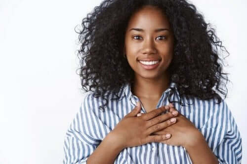 Mutluluğun sırrı ile ilgili düşünerek gülen bir kadın.