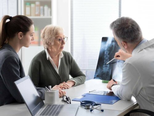 hastasıyla konuşan doktor