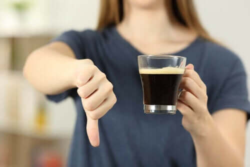 kahve için olumsuz işareti yapan bir kadın