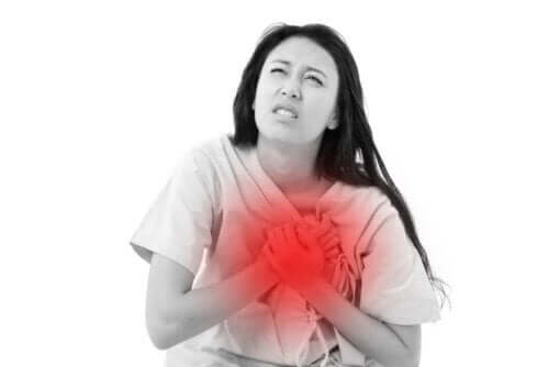 kalp krizi geçiren bir kadın