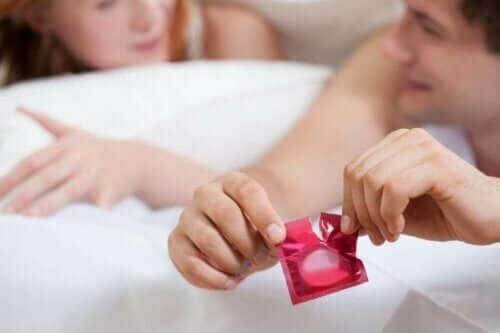 prezervatif açan bir erkek
