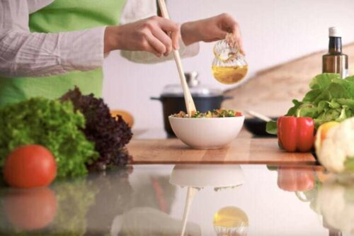 Salata yapan bir kişi.