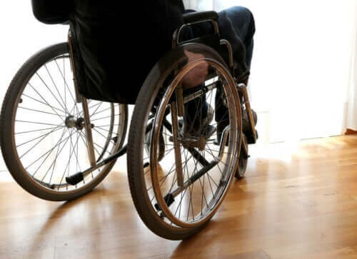 tekerlekli sandalyede oturan bir kişi