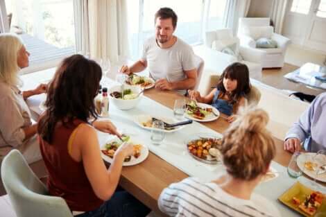erken akşam yemeği yiyen aile