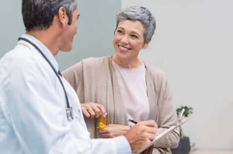 Yaşlı bir kadın doktor ile görüşüyor.